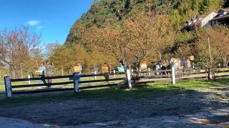 部落居民搬運物資。新竹縣消防局提供