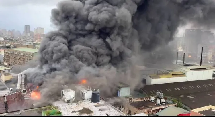 桃園市春日路一間不織布工廠火警，大量濃煙直竄天際。消防局提供