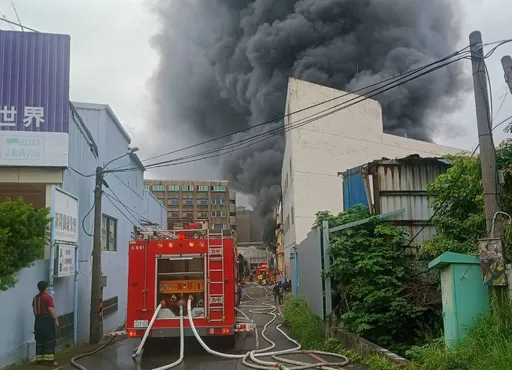桃園工廠大火！濃煙密布吞噬廠房　「滿是塑膠味」下風處居民要注意