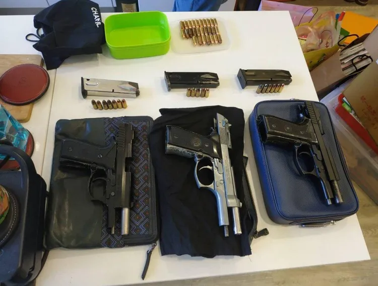 檢警還在王男家中搜出手槍，現在他又疑似債務，與國小同學槓上。讀者提供