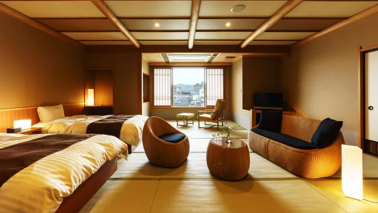 新瀉縣「摩周月岡溫泉」的日式客房設計簡約雅致，身處寬敞的空間亦有通透的視野。業者提供