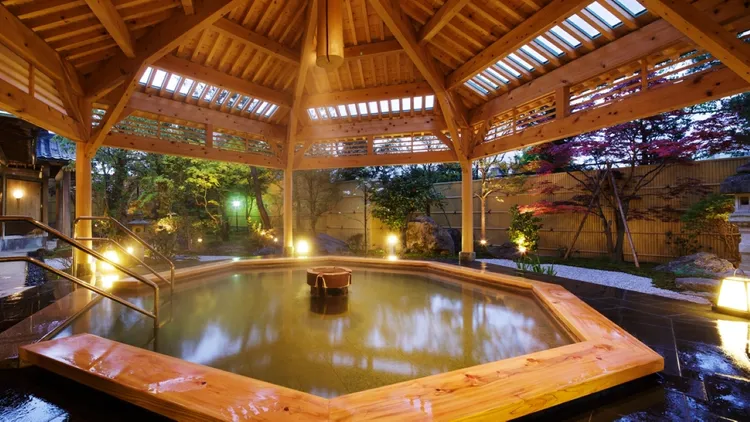 新瀉縣「摩周月岡溫泉」的翠綠硫磺露天溫泉以木質建築搭配庭園景觀，打造日式雅致氛圍。業者提供