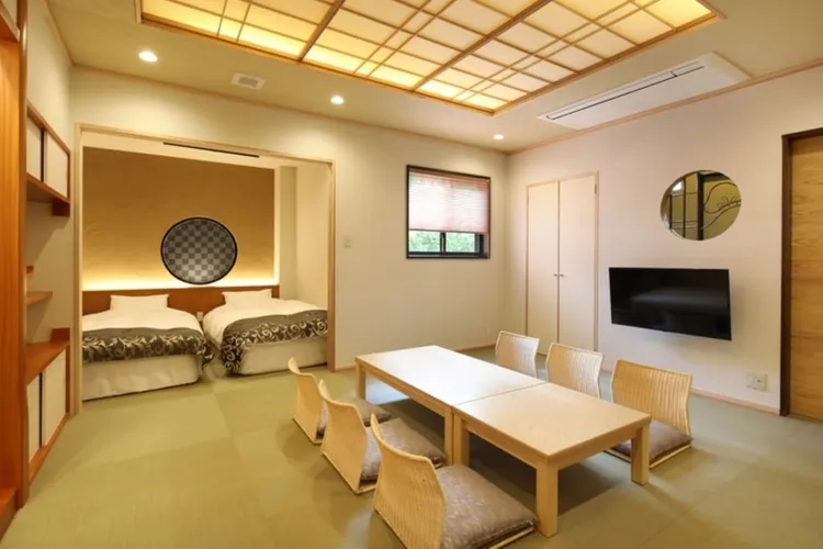 熊本縣「濱膳旅館」客房內保留日式傳統又融入現代化的舒適，旅客還可選擇在客房內用餐，享受私密且放鬆的用餐時光。業者提供