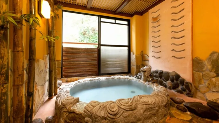 榮獲樂天旅遊溫泉排行2024年冠軍的「濱膳旅館」，每間客房均附設半露天浴池。業者提供