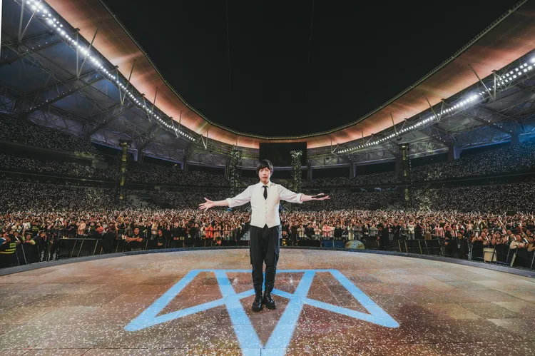 阿信經過一天休息，繼續開唱。相信音樂提供