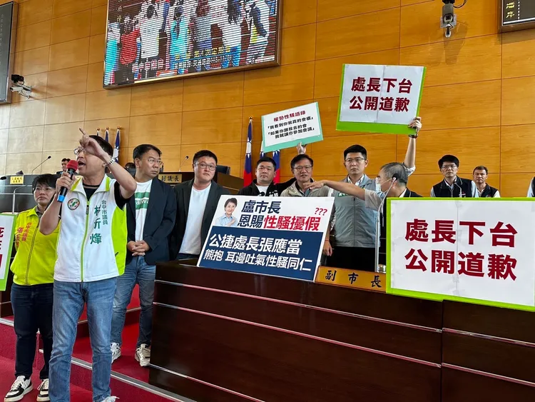 黃守達等多位民進黨市議員，要求張應當下台，並公開向被害人道歉。黃守達提供