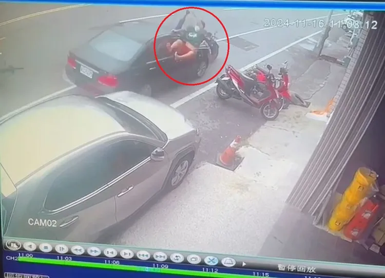 腳踏車騎士被撞飛，機車騎士則插進肇事轎車前擋風玻璃。民眾提供