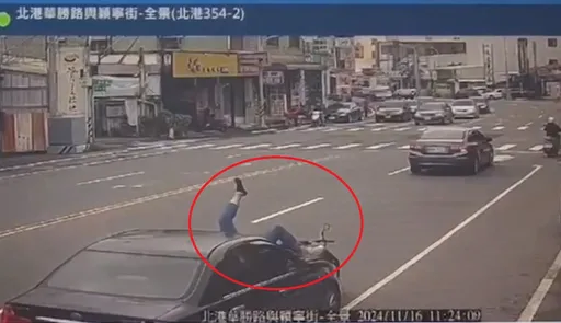 雲林70歲阿伯轎車暴衝猛撞3車 1人倒栽蔥卡前擋風玻璃!2騎士噴飛