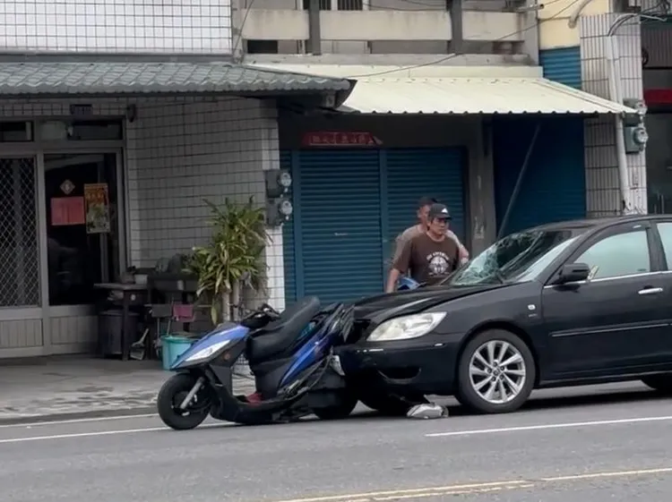 機車直直陷入轎車車頭。翻攝Threads