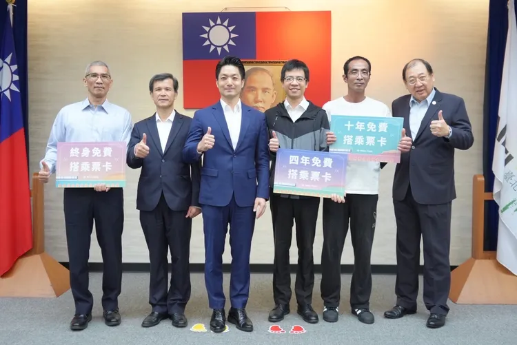 北市政會議今頒獎表揚北捷英雄英勇制伏歹徒。本市府提供