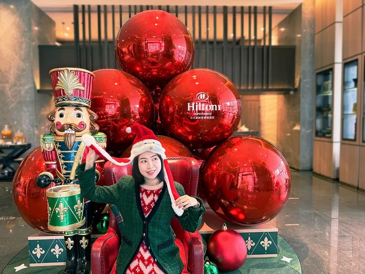配合新北耶誕城，飯店以復古紅綠配色與胡桃鉗士兵打造拍照裝置。新板希爾頓提供