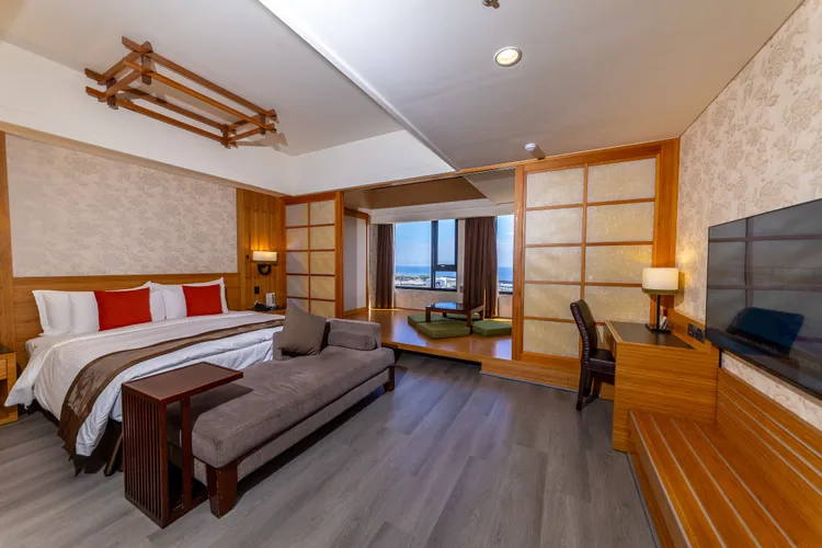 12月壽星選擇週年慶專案入住，每房每晚加1000元即可限量升等和洋客房（原價16800元）。花蓮福容提供