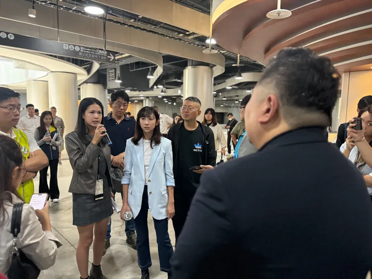 北市議員視察大巨蛋狀況。林亮君辦公室提供