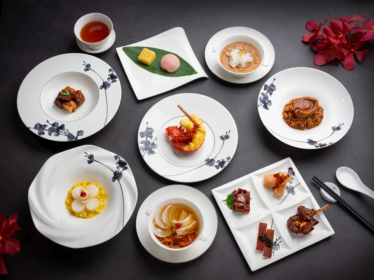 連續七年榮獲《米其林指南》一星殊榮的「雅閣」中餐廳，為賓客打造優雅節日氛圍，特別推出迎新限定七道式套餐。業者提供