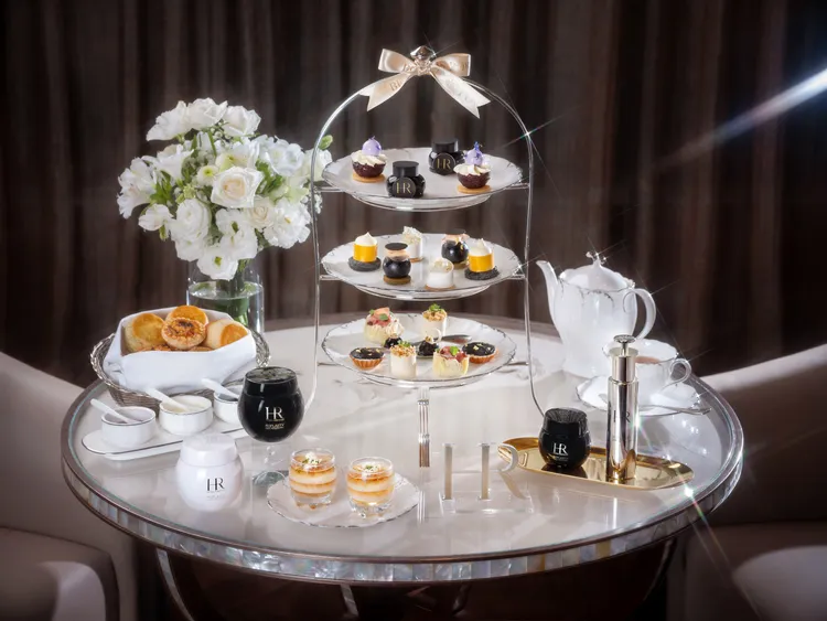 台北文華東方酒店今年秋冬攜手法國頂級奢華保養品牌赫蓮娜，在備受名媛貴婦喜愛的「青隅」推出期間限定「頂級奢華」聯名下午茶饗宴。業者提供