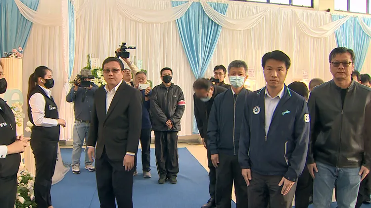 彰化縣警局長陳明君（左）率同仁到告別式會場致哀。民眾提供