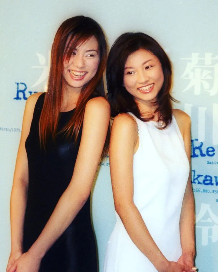 菊川怜（右）去年6月開設IG，第一張照片PO出1999年與米倉涼子一起開記者會發布「女優宣言」。翻攝菊川怜IG