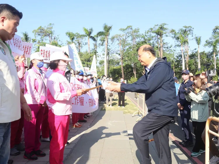 勞工局長江健興接受陳情書。翻攝畫面