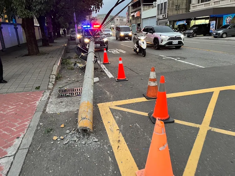 電線桿被撞到連根拔起並斷成兩截。民眾提供