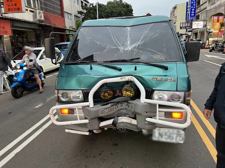 暴衝的廂型車。民眾提供