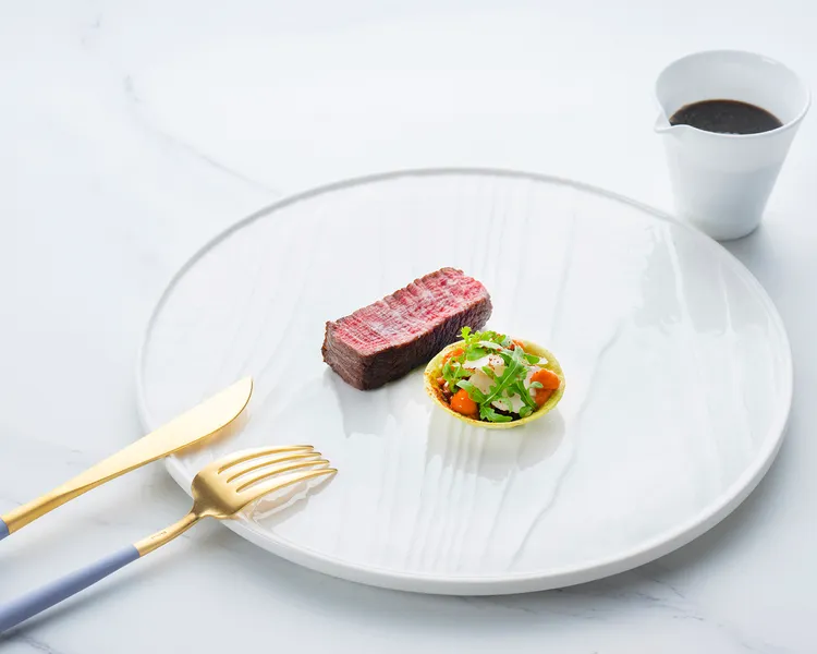 「薄切和牛」香煎日本鹿兒島A5和牛，搭配主廚特調的番茄泥、芝麻葉青醬、帕瑪森起司與巴薩米醋，風味豐富層次鮮明。業者提供