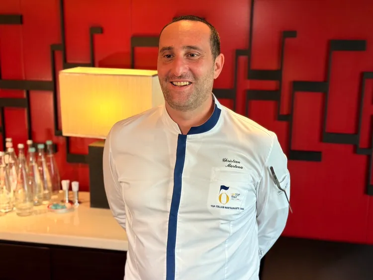 首度來台的克里斯汀·馬爾泰納，第一晚就到鵝肉攤吃飯還喝了高粱。陳揚盛攝