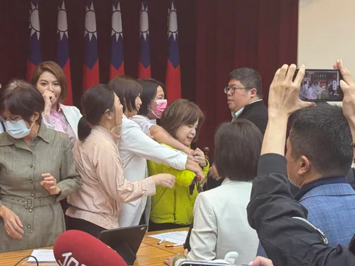 被藍委包夾搶麥克風!賴惠員怒控「國民黨只會打架」