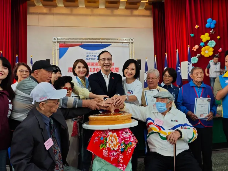 朱立倫主席與黨員共同切下蛋糕並唱生日快樂歌。市黨部提供