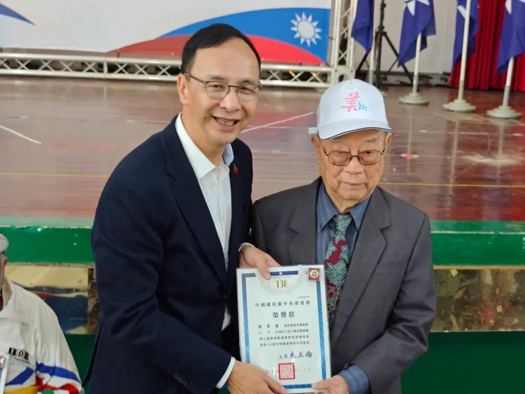 朱主席頒贈96歲的陳章甫同志。市黨部提供