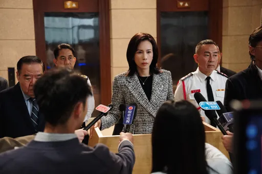 莫文蔚和劉德華吵到拍桌 呼巴掌來真的臉頰都紅了