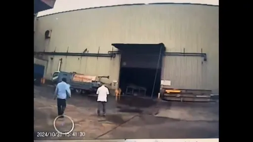 康芮桃園釀1死!泰籍移工維修鐵捲門爆意外 站鐵梯遭吹倒墜地送醫不治