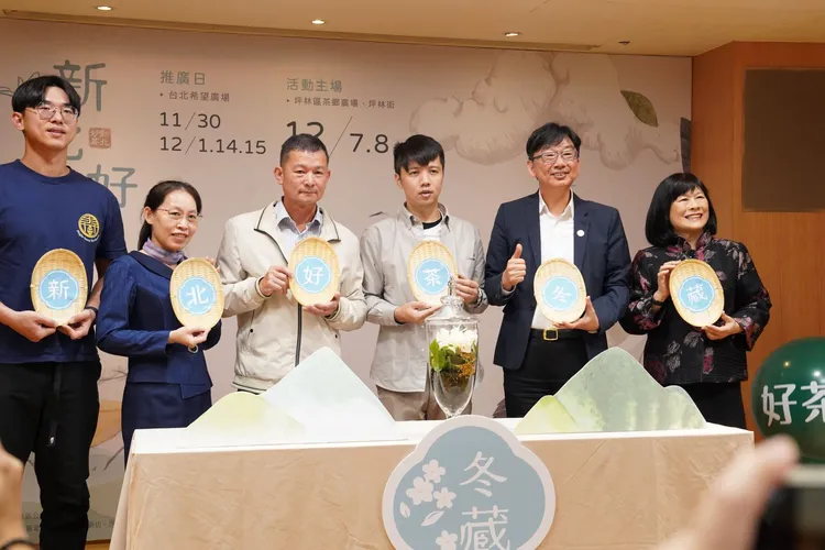 特等獎得主坪林區鐘文慶製茶鐘御瑋(右3)出席記者會，與農業局長諶錫輝(右2)及坪林區長周慶珍(右1)共同推廣新北好茶。農業局提供