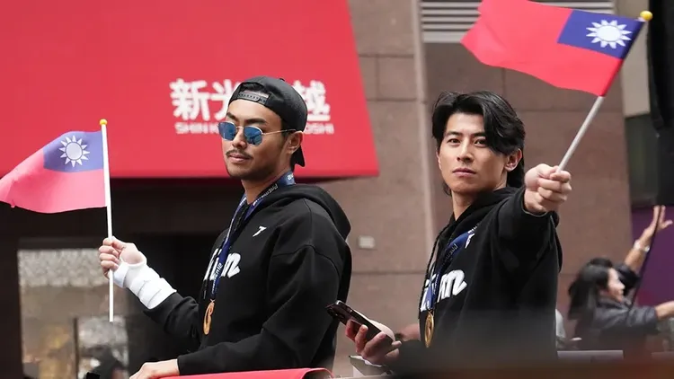 棒球英雄台灣尚勇大遊行時林家正（左）與陳傑憲（右）。彭欣偉攝