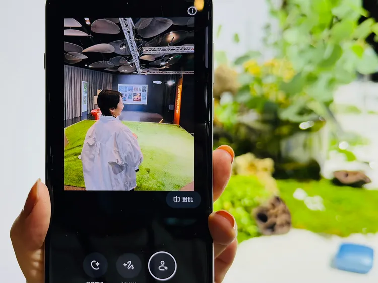 Find X8系列的AI路人消除功能可讓用戶一鍵全數消除。趙筱文攝影