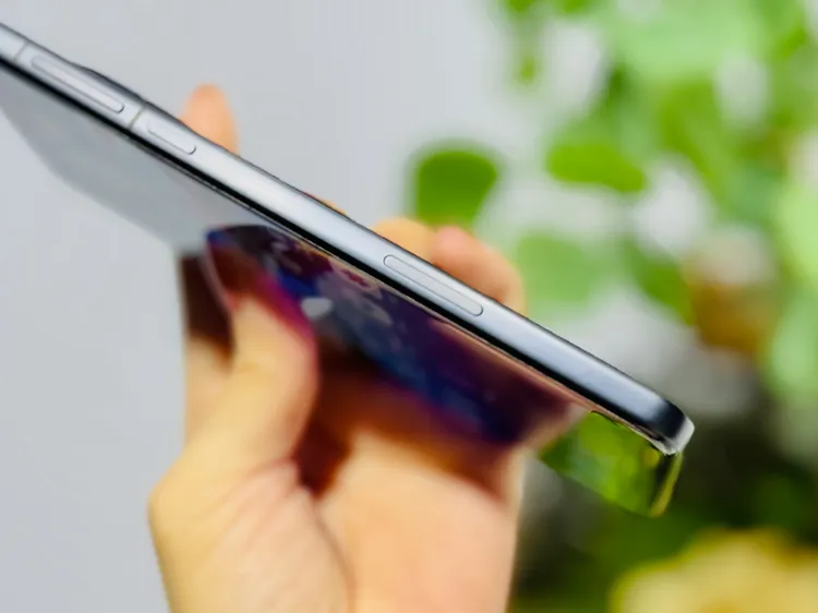 Find X8 Pro側邊加入「快拍按鈕」。趙筱文攝影