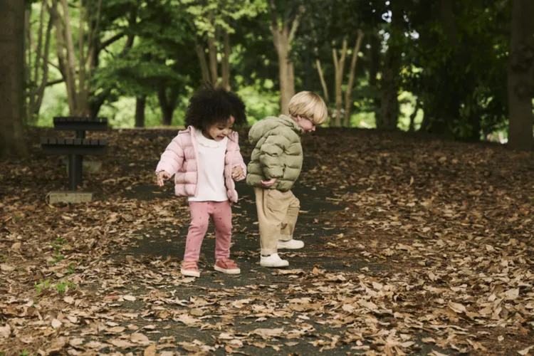 嬰幼兒PUFFTECH輕暖科技可機洗連帽外套，各790元。品牌提供