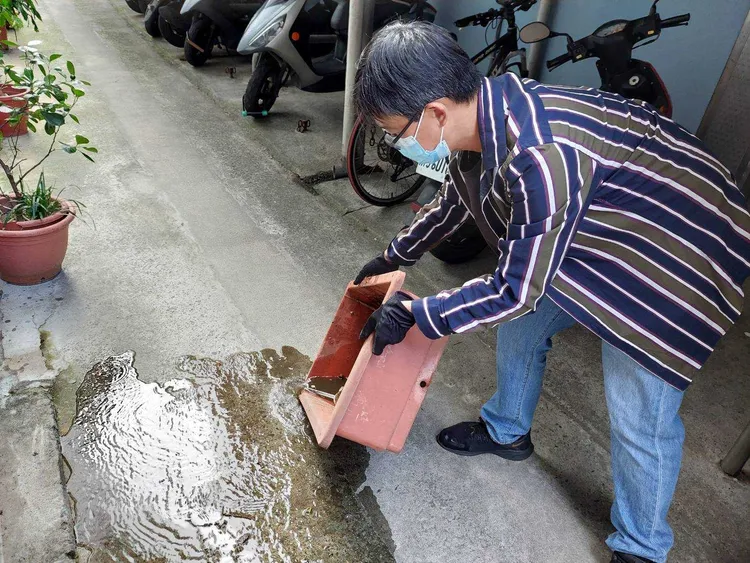 近期仍有降雨容易造成積水，請民眾務必落實「巡、倒、清、刷」。北市衛生局提供