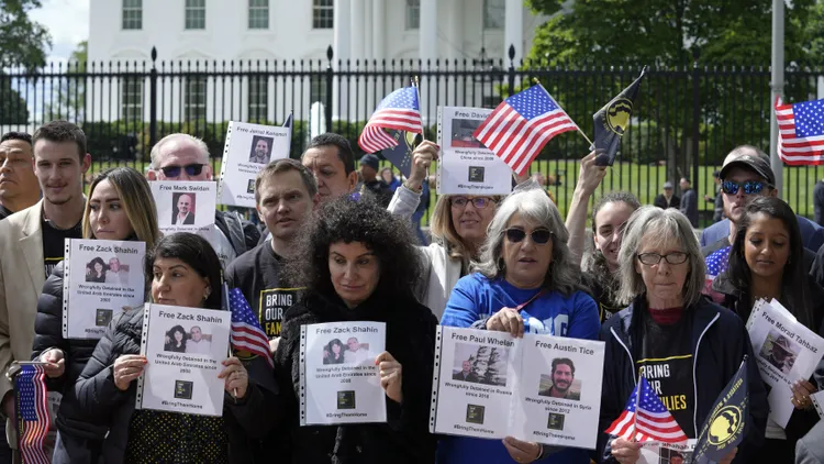 史威登的家屬在白宮前呼籲美國施壓中國，釋放史威登等人。美聯社