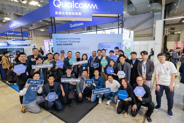 數位發展部數位產業署主任秘書黃雅萍（右二）、高通工程副總裁暨全球生態系發展計畫負責人Sudeepto Roy（右四）、亞洲矽谷計畫執行中心執行長闕河鳴（左四）、高通業務開發總監暨QITC計畫負責人Yvie Tai（左二）、台灣經濟研究院副院長林欣吾（左一），與第六屆「高通台灣創新競賽」前三名優勝團隊合影。高通提供