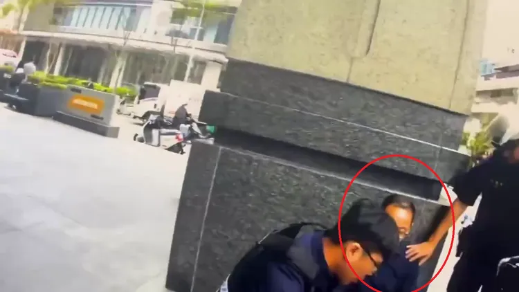 警方趕到將殺害前女友的宿男(紅圈)壓制。警方提供