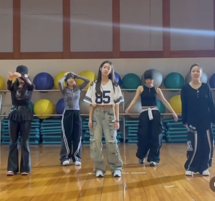 曾馨瑩大女兒「妞妞」（中）擁有高挑身形、俐落舞姿。翻攝曾馨瑩IG