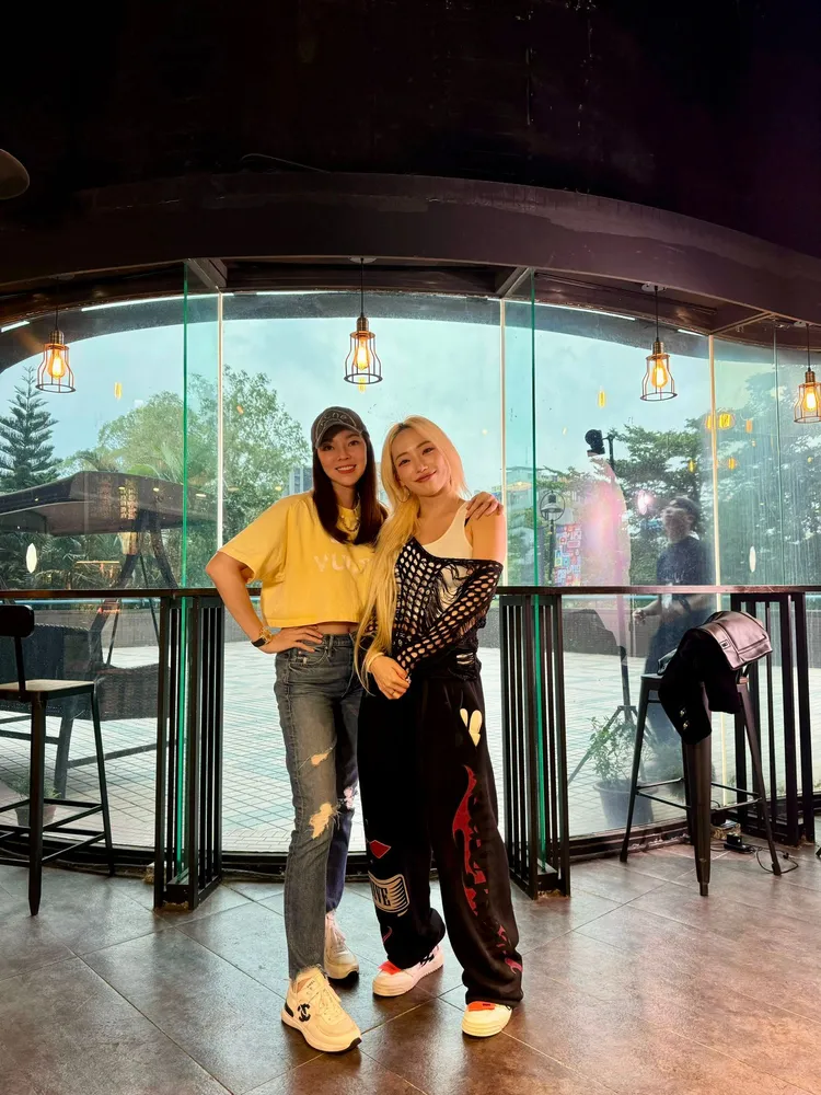 曾馨瑩與韓國舞者Redlic合影。永齡基金會提供