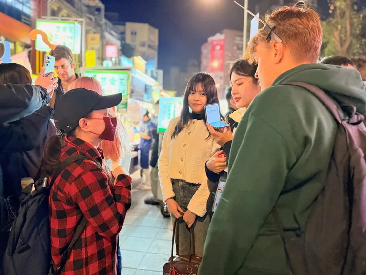 三星Galaxy AI翻譯助理，可以即時將對話翻譯成雙方熟悉的語言。趙筱文攝影