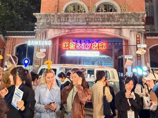 Galaxy AI現身寧夏夜市 和外國朋友一起玩翻譯遊戲