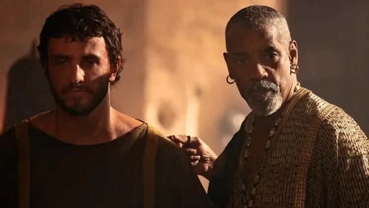 丹佐華盛頓（右）片中不僅是權謀軍火商，也買下成為戰俘的保羅麥斯卡、讓他成為「角鬥士」。