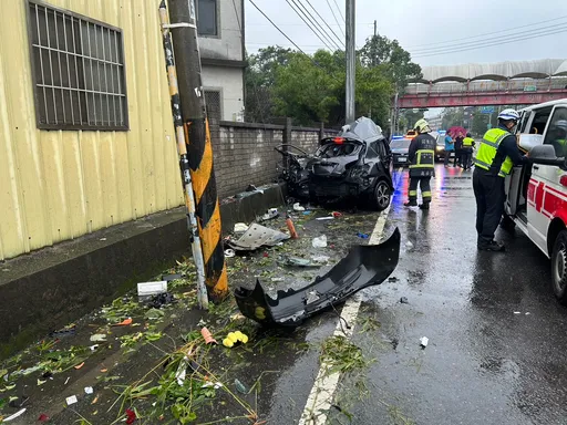 苗栗轎車雨天高速自撞電桿　27歲駕駛受困！命危搶救中