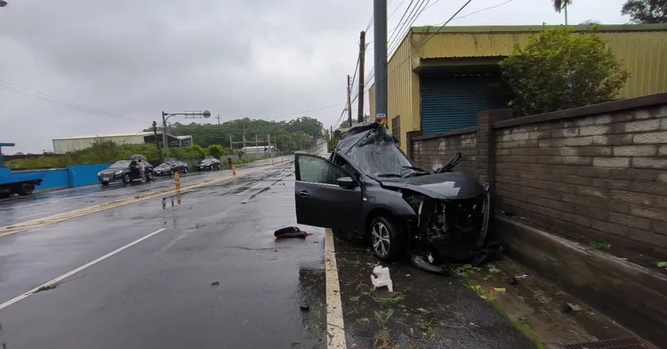 自小客車左側車身撞上電桿，嚴重變形。民眾提供