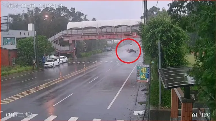 自小客車疑車速過快天雨路滑，失控自撞電桿。民眾提供
