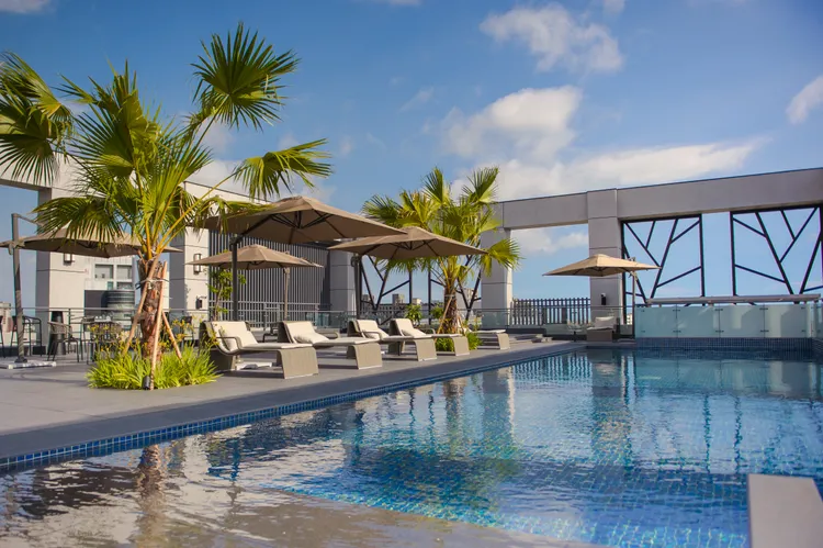 頂樓泳池可俯瞰台南市無敵景觀。禧榕軒大飯店提供