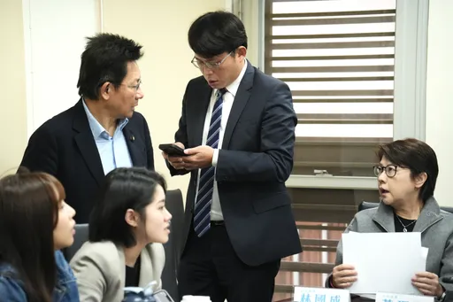 民眾黨管不好「憑什麼管台灣？」她嗆黨內：哪都不能去才巴著柯文哲